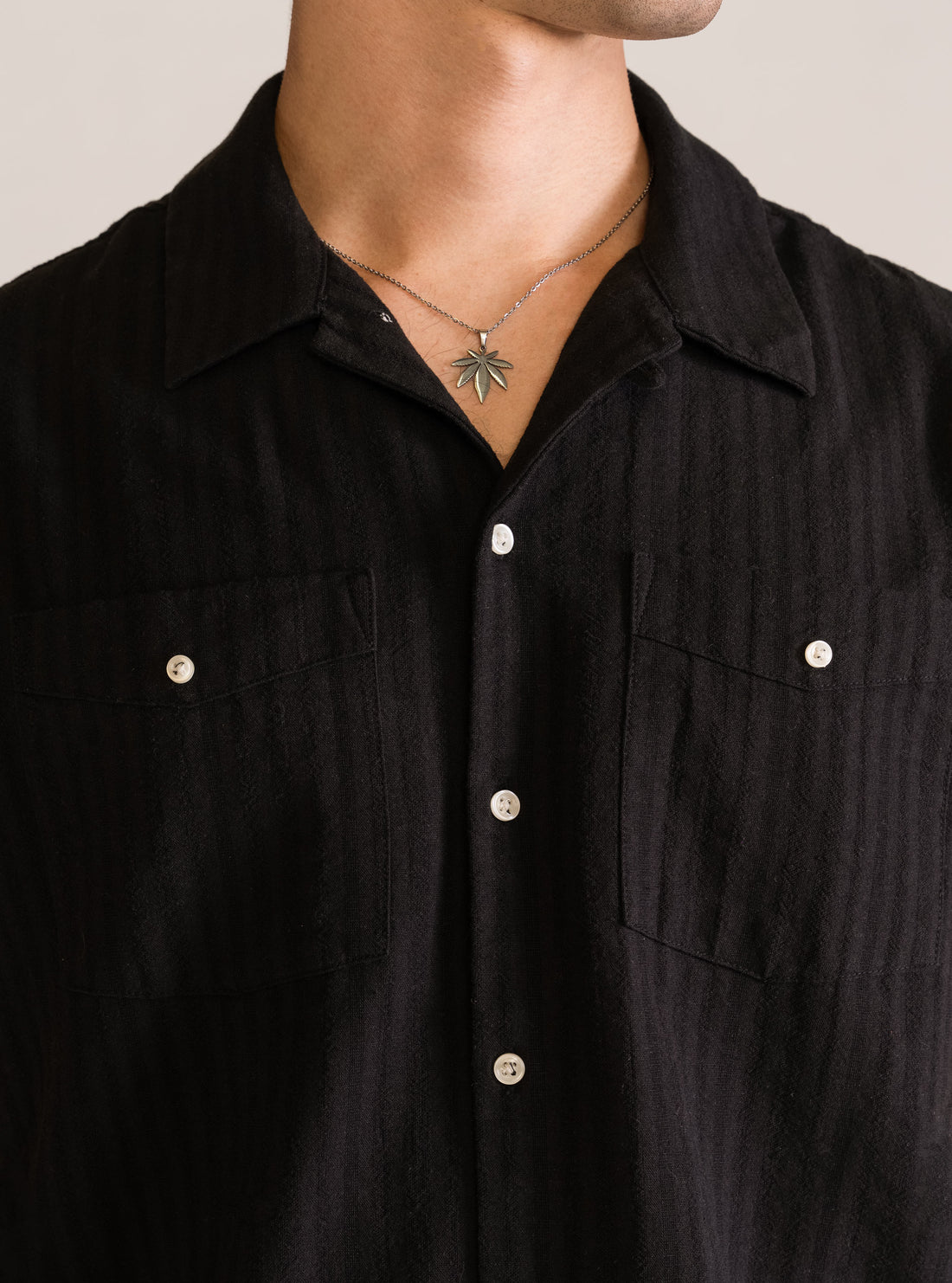 It Might Not Camisa, Negro