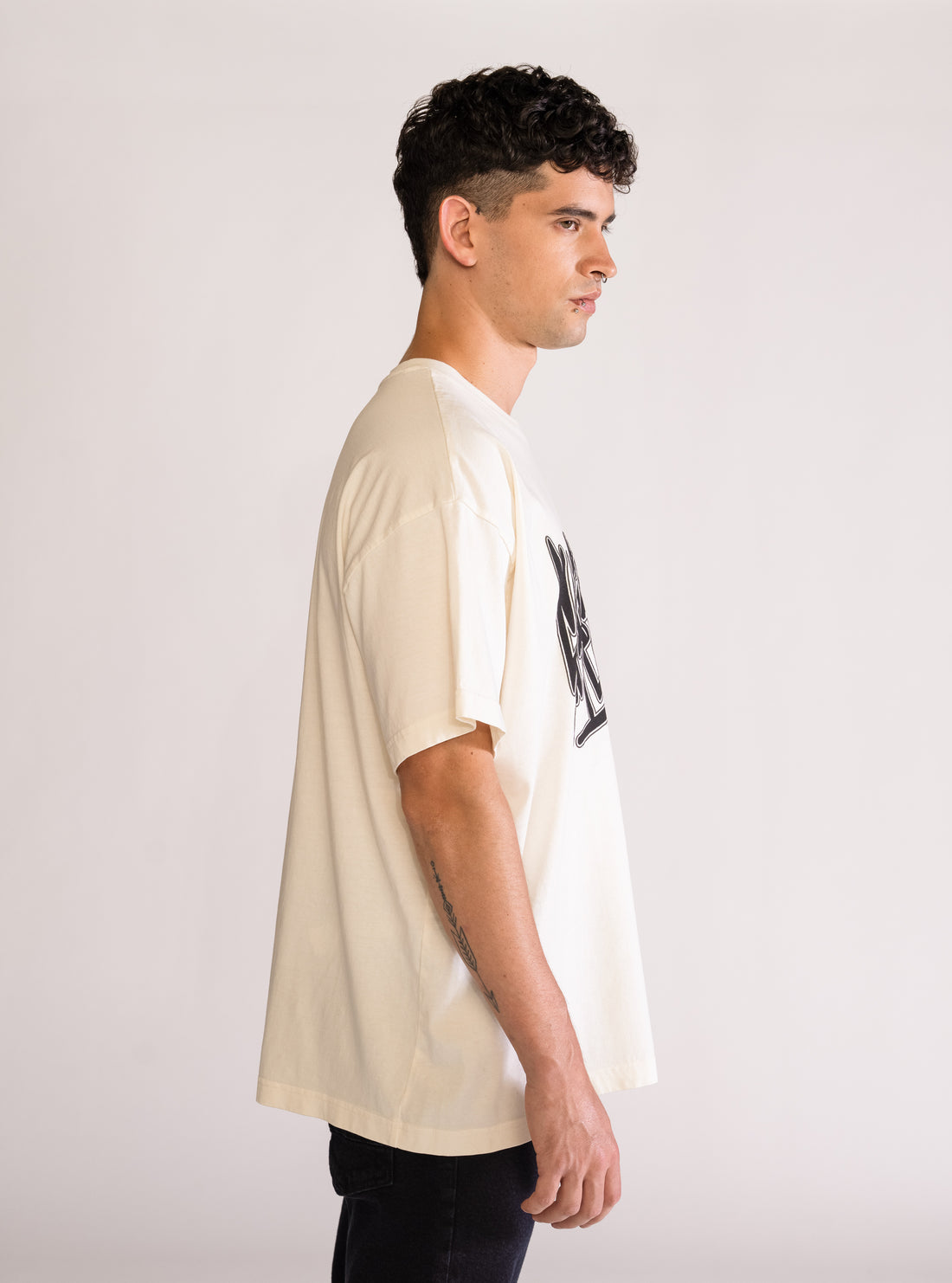 A White Wall Playera, Crema