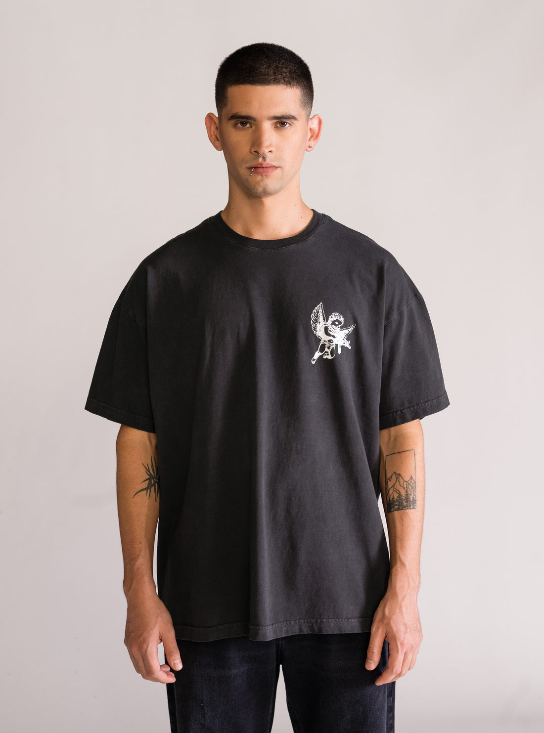 Angels & G*ns Playera, Gris Obscuro