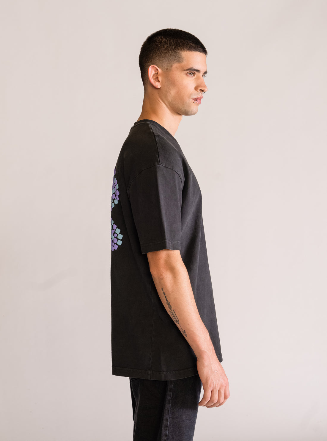 Flower Puff Playera, Gris Obscuro