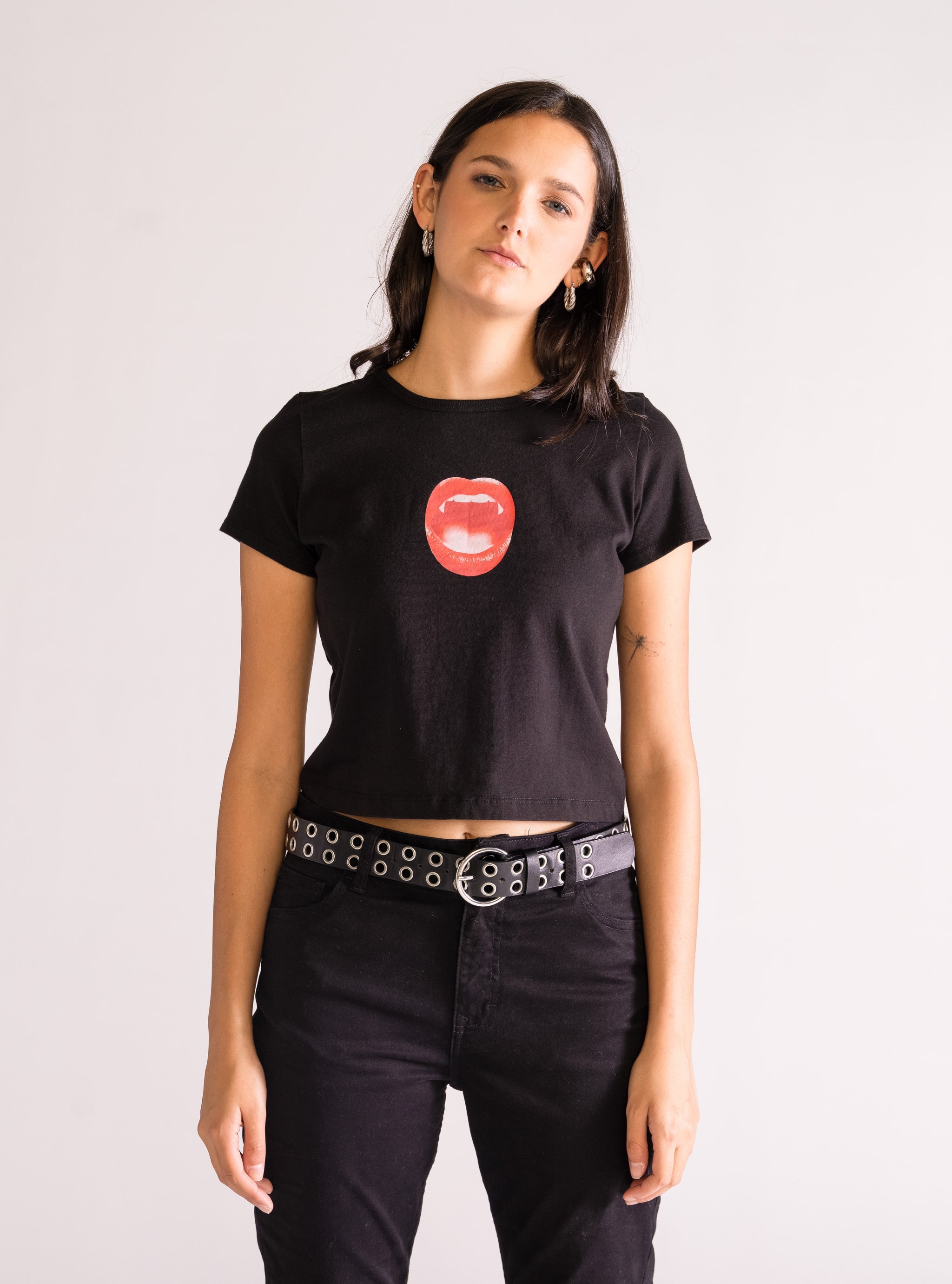 Kiss Me More Tee, Negro